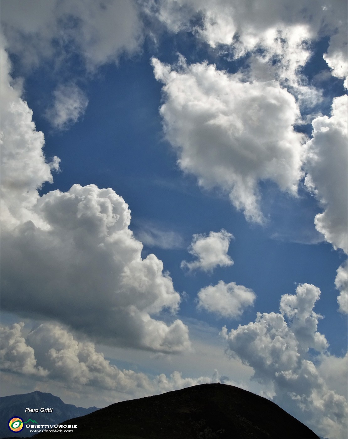 75 Belle nuvole sopra la cima del Monte Avaro.JPG